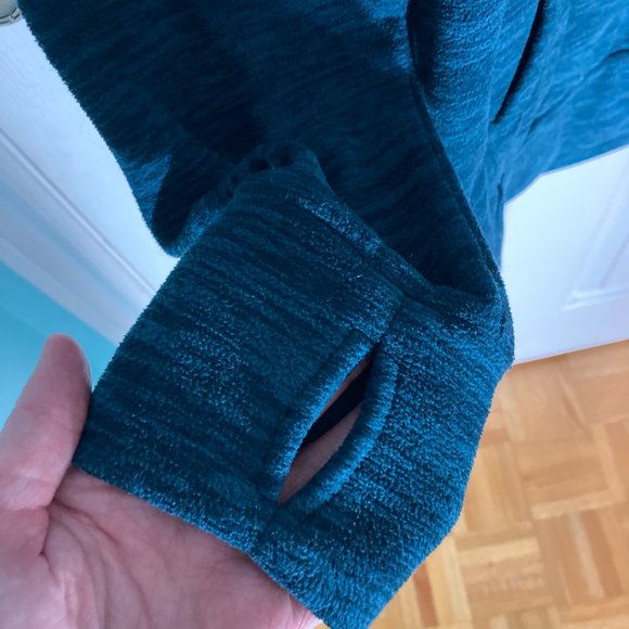 SOLD - Bench women's green pullover hoodie - size medium - Picture 4 of 5